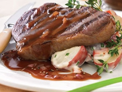Faux-filets de bœuf grillés avec sauce aux échalotes et au vin rouge